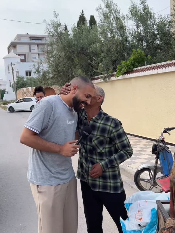 Devant la boutique à Sousse
